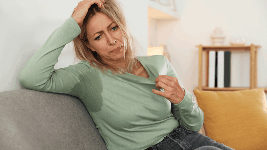 In den Wechseljahren kommt es zu einem Rückgang der Hormone Östrogen und Progesteron, sowie leichte Erhöhung von Testosteron, was verschiedene körperliche und psychische Symptome verursachen kann.