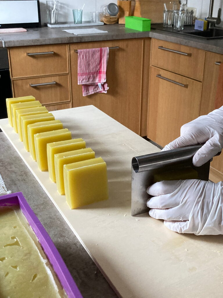 Das Zuschneiden der frischen Seife ist einer meiner Lieblingstätigkeit